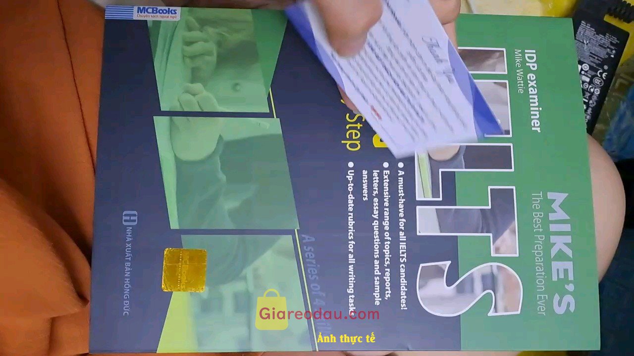 Giảm giá [Mã giảm 28%] Sách IELTS WRITING: Step By Step (Trong Bộ Bí Kịp Tự Học IELTS 9.0) Tặng Post Card Danh Ngôn. Sách đóng gói cẩn thận, đẹp lắm, được tặng thêm thẻ quà nha,. 